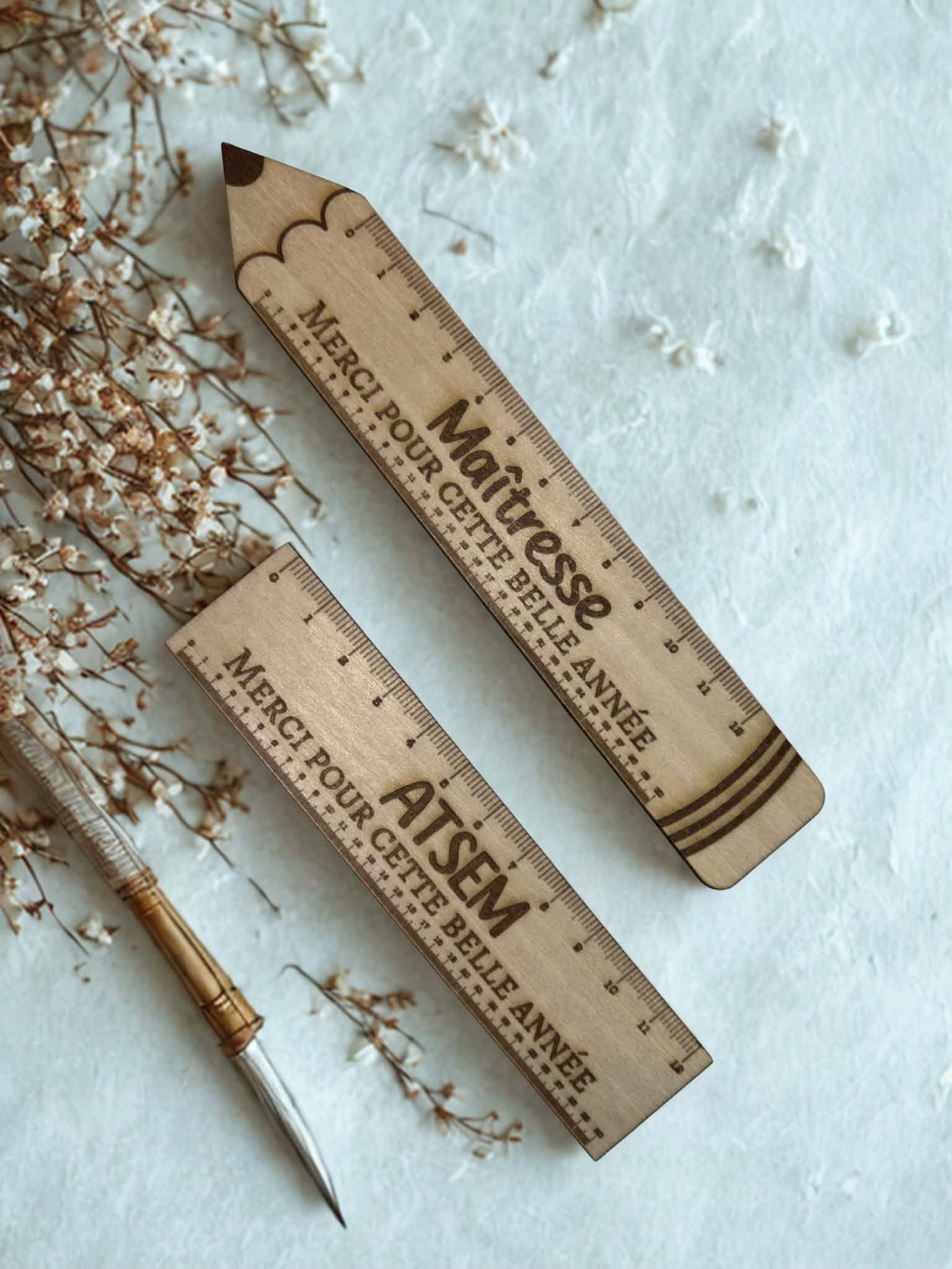 Marque-page règle en bois personnalisé pour maîtresse, ATSEM ou nounou, cadeau original de fin d'année scolaire.