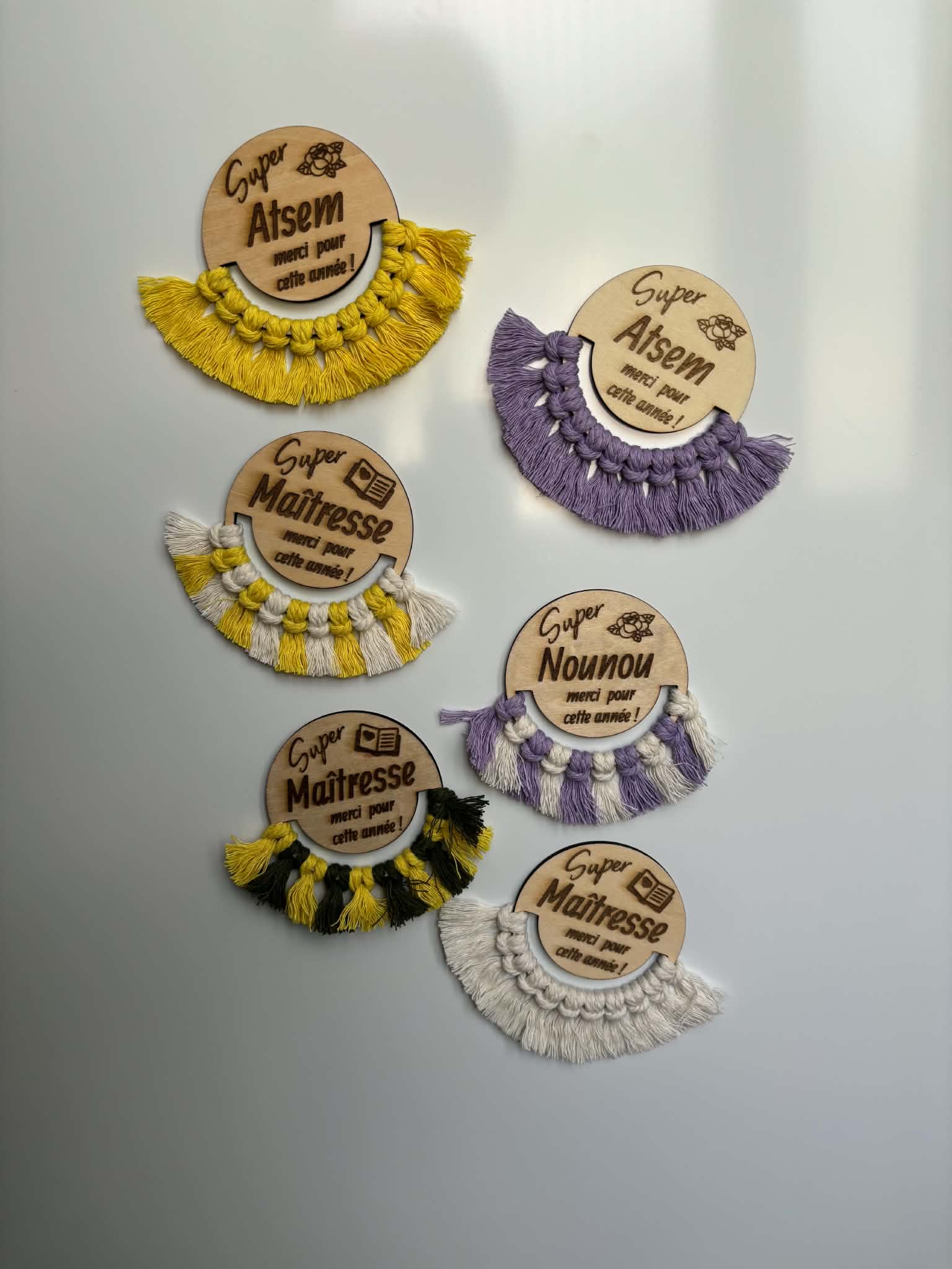 Magnets personnalisés en bois gravé et macramé pour maîtresse, ATSEM ou nounou, cadeau de fin d'année scolaire