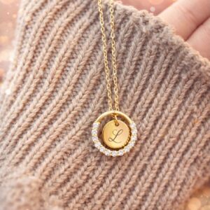 Collier personnalisé doré avec initiale gravée et strass, cadeau personnalisé élégant pour femme.
