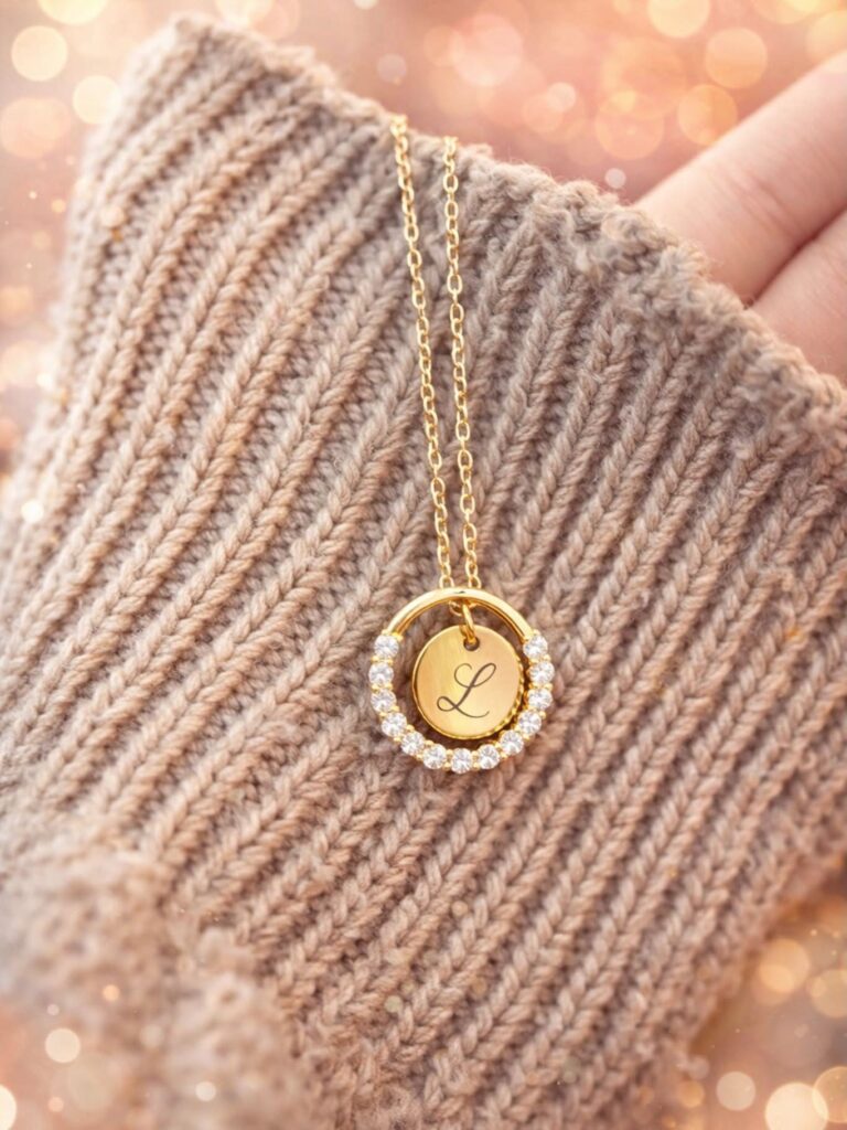 Collier personnalisé doré avec initiale gravée et strass, cadeau personnalisé élégant pour femme.