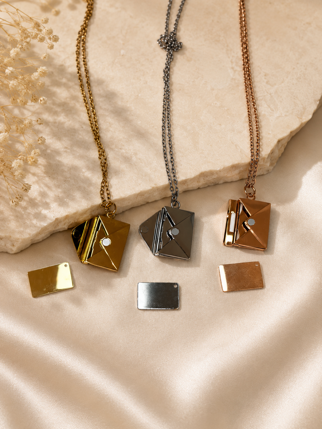 Collier enveloppe personnalisable en métal disponible en or, argent et or rose avec carte intérieure gravée sur mesure.