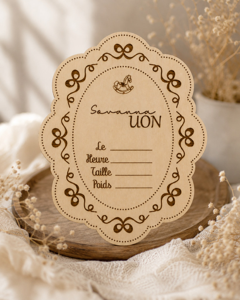 Plaque de naissance personnalisée en bois gravée au laser. Prénom, date, heure, taille et poids de naissance. Cadeau bébé unique et souvenir personnalisé.