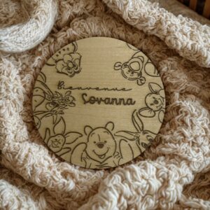 Plaque de naissance personnalisée en bois gravé avec prénom de bébé, décoration Winnie l'Ourson, cadeau de naissance personnalisé, souvenir bébé, annonce naissance, création artisanale Les Créas de Céline.