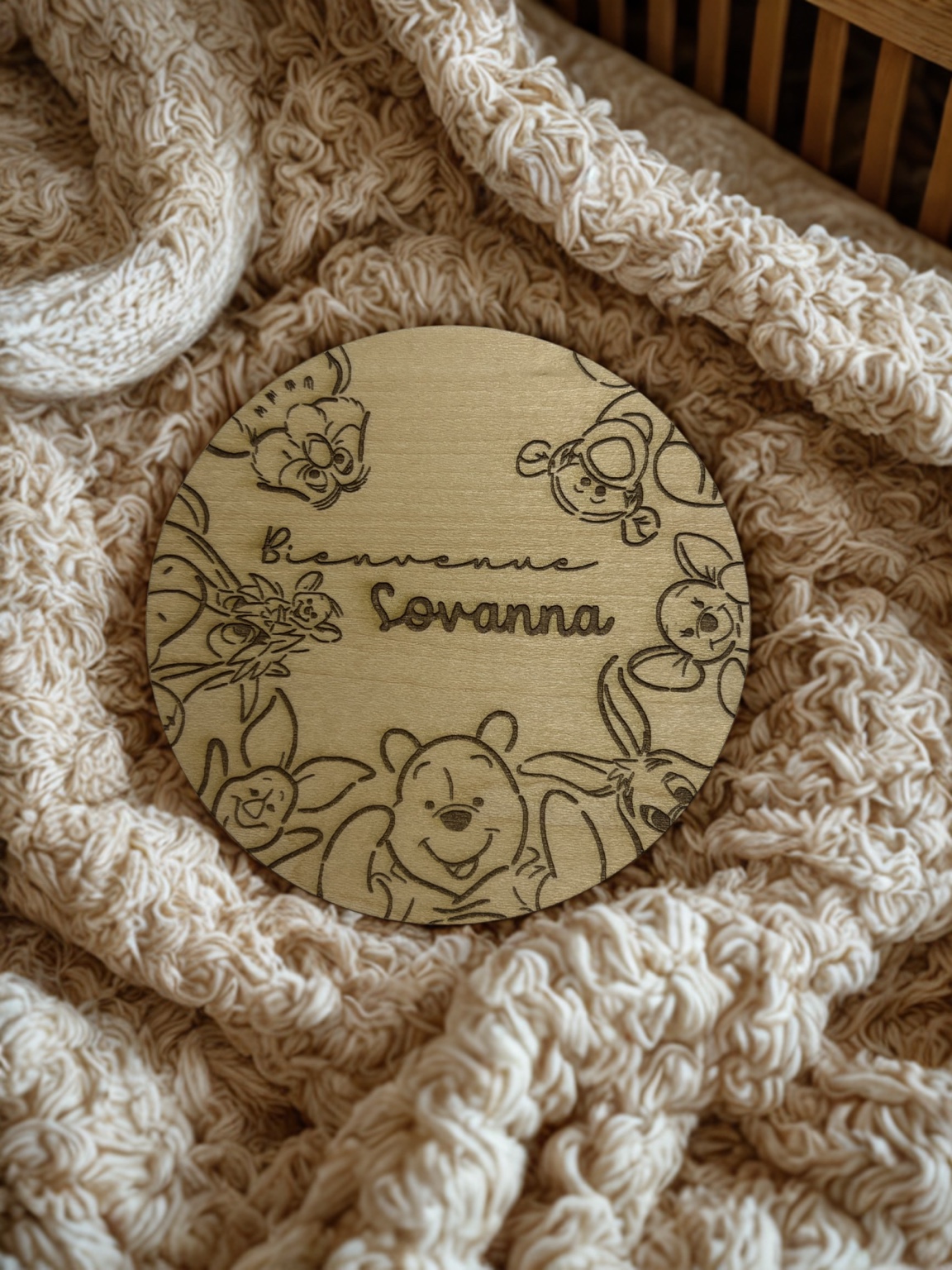 Plaque de naissance personnalisée en bois gravé avec prénom de bébé, décoration Winnie l'Ourson, cadeau de naissance personnalisé, souvenir bébé, annonce naissance, création artisanale Les Créas de Céline.