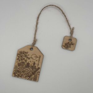 Marque-page en bois en forme de sachet de thé inspiré du Japon. Gravure laser artisanale avec dragon, fleurs de cerisier et katana. Fabriqué en France.