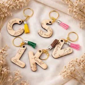 porte-clé personnalisé avec initiale et prénom et des fleurs minimaliste