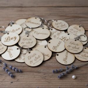 Porte-clés mariage personnalisé en bois gravé avec prénom de l'invité, prénoms des mariés et date du mariage.