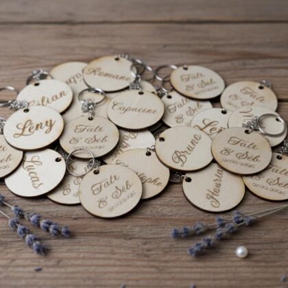 Porte-clés mariage personnalisé en bois gravé avec prénom de l'invité, prénoms des mariés et date du mariage.