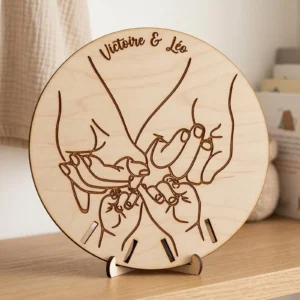 Plaque famille personnalisée en bois gravé avec prénoms et mains de parents et enfants