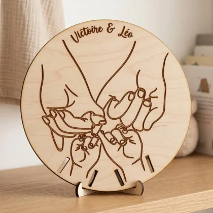 Plaque famille personnalisée en bois gravé avec prénoms et mains de parents et enfants