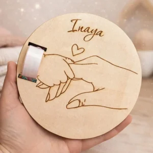 Porte bracelet de naissance personnalisé en bois gravé avec prénom de bébé