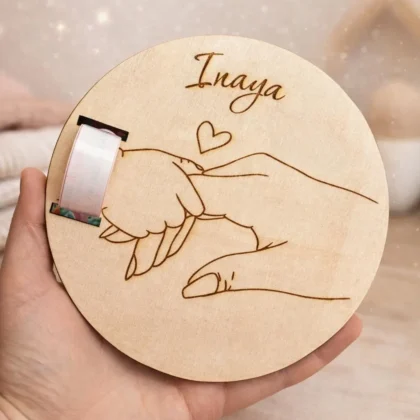 Porte bracelet de naissance personnalisé en bois gravé avec prénom de bébé