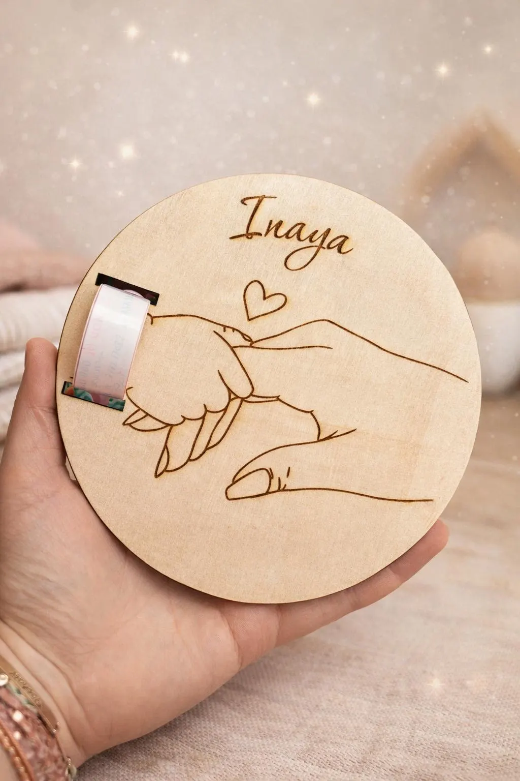 Porte bracelet de naissance personnalisé en bois gravé avec prénom de bébé