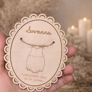 Faire-part de naissance personnalisé en bois avec prénom, informations de naissance, modèle fille ou garçon