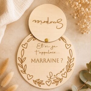 Plaque en bois personnalisée avec disque pivotant "Surprise" révélant une demande de marraine gravée, décorée de feuilles et de cœurs.