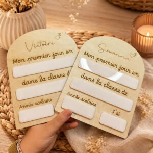 Immortalisez chaque rentrée avec cette plaque en bois personnalisée "Mon premier jour". Réutilisable, gravée au laser et fabriquée artisanalement en France.