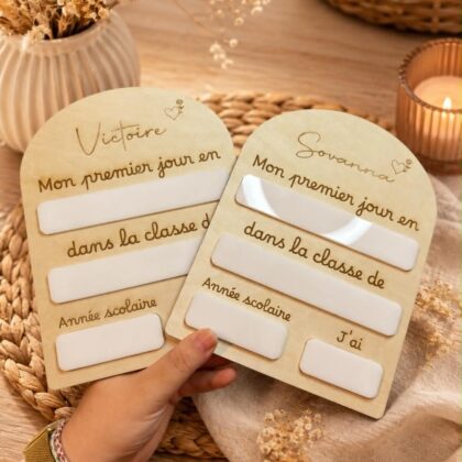 Immortalisez chaque rentrée avec cette plaque en bois personnalisée "Mon premier jour". Réutilisable, gravée au laser et fabriquée artisanalement en France.