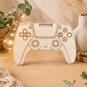 Support de manette PS5 personnalisé en bois gravé avec le message "Tonton niveau Parrain débloqué", présenté comme cadeau original pour un futur parrain gamer.