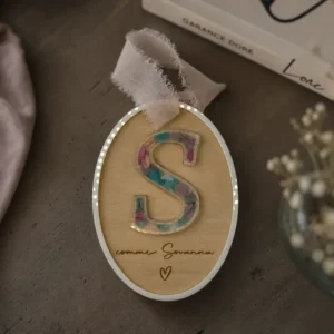 Personnalisez la chambre de votre enfant avec une lettre en acrylique floral et bois gravé. Une décoration artisanale, élégante et unique, idéale comme cadeau de naissance.
