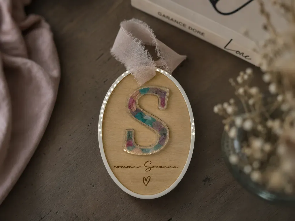 Personnalisez la chambre de votre enfant avec une lettre en acrylique floral et bois gravé. Une décoration artisanale, élégante et unique, idéale comme cadeau de naissance.