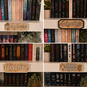 Collage de quatre séparateurs de bibliothèque en bois gravé et acrylique installés sur des étagères remplies de livres. Chaque séparateur représente un genre littéraire différent : Romance, Dark Romance, Fantasy et Thriller/Horreur. Les plaques sont fabriquées avec un fond en bois gravé, des lettres et un contour en acrylique, et sont mises en scène dans une bibliothèque décorée de plantes, créant une ambiance chaleureuse et élégante.