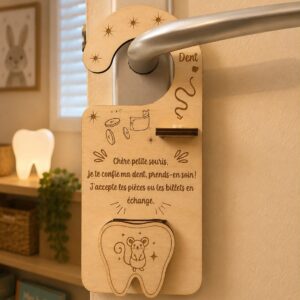 Accroche-porte en bois pour la Petite Souris avec support pour dent de lait et emplacement pour une pièce ou un billet, suspendu à une poignée de porte.