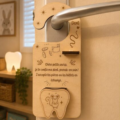 Accroche-porte en bois pour la Petite Souris avec support pour dent de lait et emplacement pour une pièce ou un billet, suspendu à une poignée de porte.