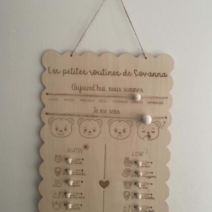 Tableau de routines enfant personnalisé en bois avec routines du matin et du soir, émotions et jours de la semaine. Idéal pour favoriser l'autonomie.