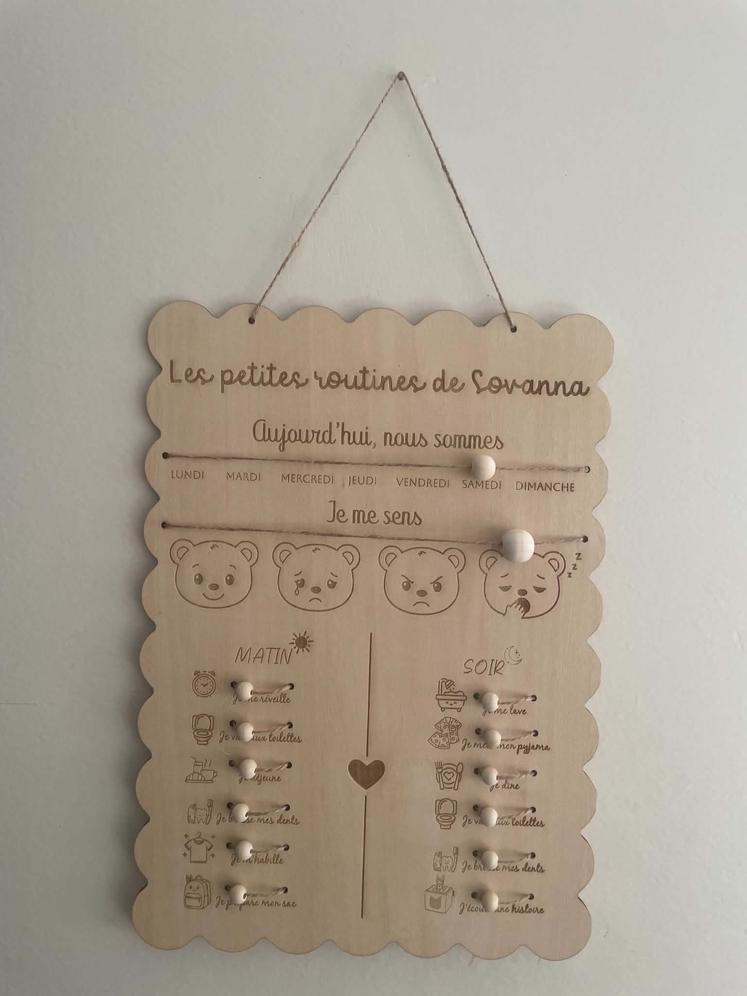 07ab50a2-0698-4d80-859c-247eaa524237 Tableau de routines enfant personnalisé en bois avec routines du matin et du soir, émotions et jours de la semaine. Idéal pour favoriser l'autonomie.
