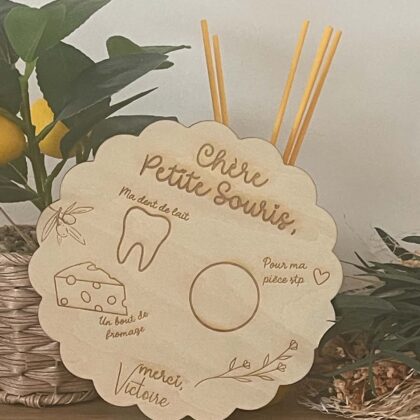 Plaque personnalisée de la petite souris en bois avec emplacement pour la dent de lait et la pièce. Un joli souvenir magique pour les enfants.