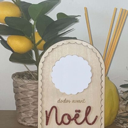 Compteur de jours avant Noël en bois avec inscription « dodos avant Noël ». Une jolie décoration pour faire patienter les enfants jusqu'au 25 décembre.
