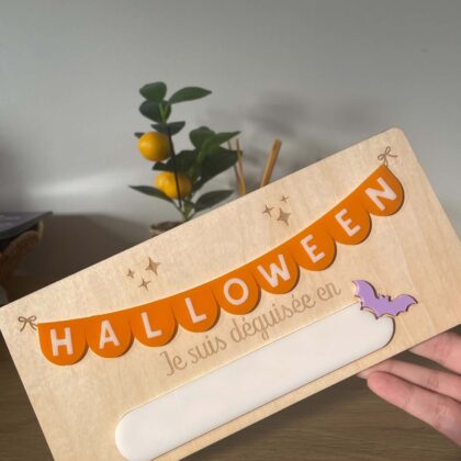 Plaque Halloween personnalisable en bois pour enfant avec espace effaçable. Écrivez le déguisement de votre enfant : citrouille, sorcière, fantôme…