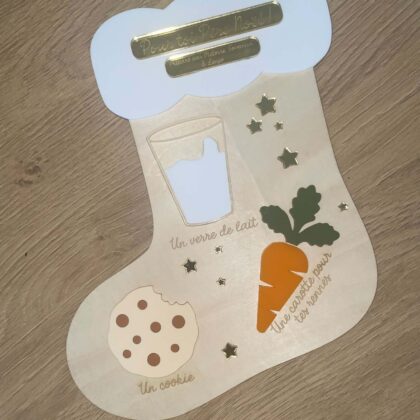 Plateau personnalisé pour le Père Noël en bois avec emplacements pour le lait, le cookie et la carotte des rennes. Une jolie tradition de Noël pour les enfants.