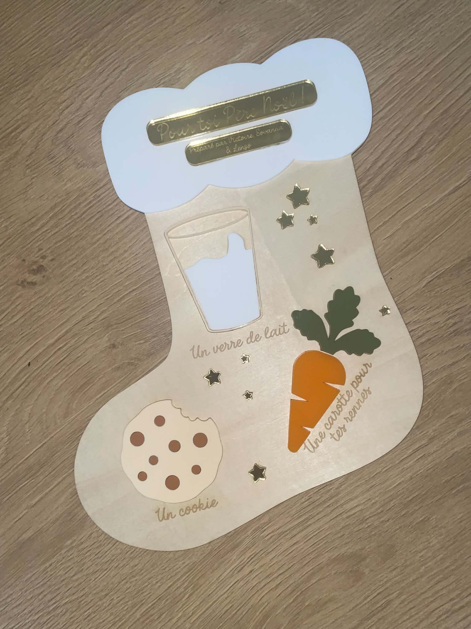 2e0b8451-3d1a-4761-8651-363ff4bbda4e Plateau personnalisé pour le Père Noël en bois avec emplacements pour le lait, le cookie et la carotte des rennes. Une jolie tradition de Noël pour les enfants.