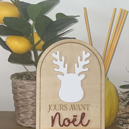 Compteur de jours avant Noël en bois avec renne blanc. Un joli compte à rebours pour faire patienter les enfants jusqu'au 25 décembre.