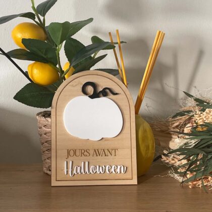 Compteur de jours avant Halloween en bois avec citrouille effaçable. Une décoration Halloween originale, élégante et réutilisable chaque année.
