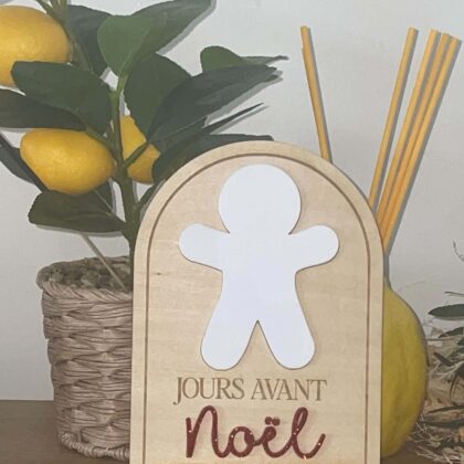 Compteur de jours avant Noël en bois avec bonhomme en pain d'épices. Un joli compte à rebours pour faire patienter les enfants jusqu'au 25 décembre.