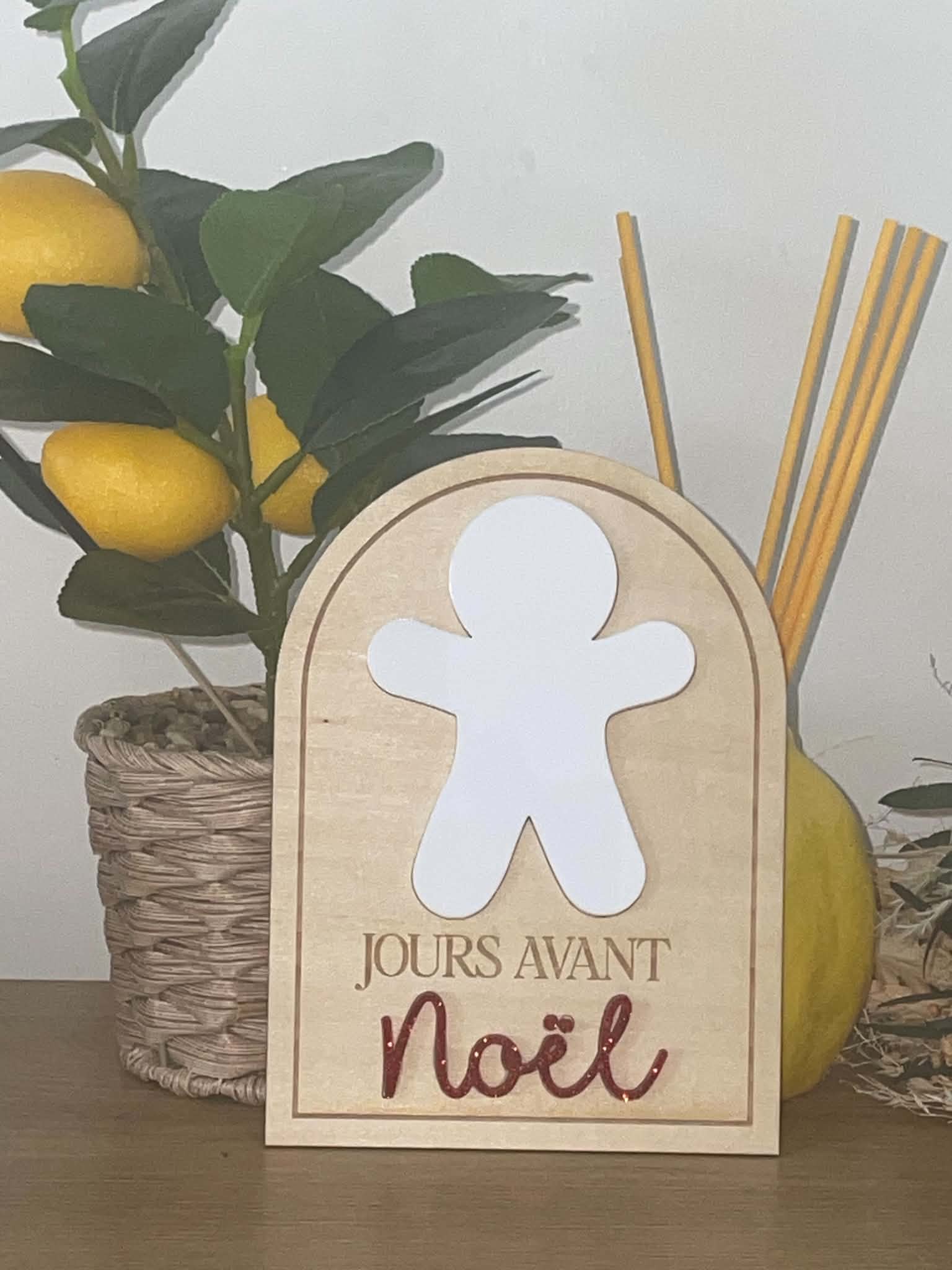 85ec0be2-4a68-4084-94ae-95d4576f4bb9 Compteur de jours avant Noël en bois avec bonhomme en pain d'épices. Un joli compte à rebours pour faire patienter les enfants jusqu'au 25 décembre.