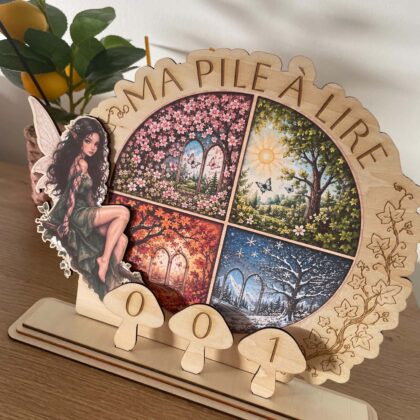Compteur de PAL en bois personnalisé sur le thème des saisons et des fées, décoration de bibliothèque avec chiffres amovibles pour suivre sa pile à lire, création artisanale découpée et gravée au laser.