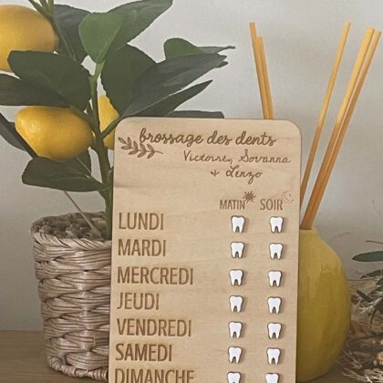 Tableau de brossage des dents personnalisé en bois avec 14 petites dents pour suivre les brossages du matin et du soir pendant 7 jours.