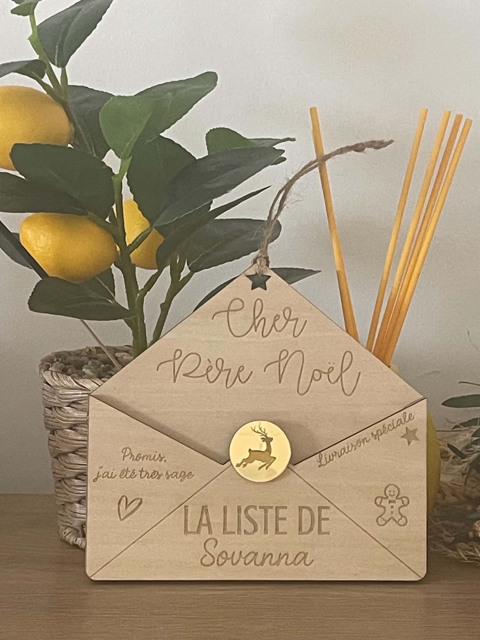 ef1468ce-40a4-472f-a2ca-f1170ecc33b3 Plaque Liste de Noël personnalisée en bois pour enfant. Une jolie décoration pour préparer sa liste de souhaits et faire vivre la magie du Père Noël.