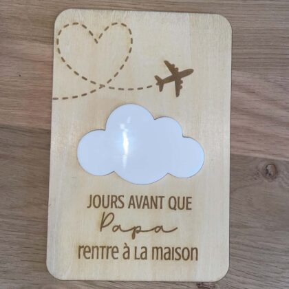 Compte à rebours en bois personnalisé pour compter les jours avant le retour de papa. Plaque 15 × 10 cm avec nuage en acrylique blanc effaçable.