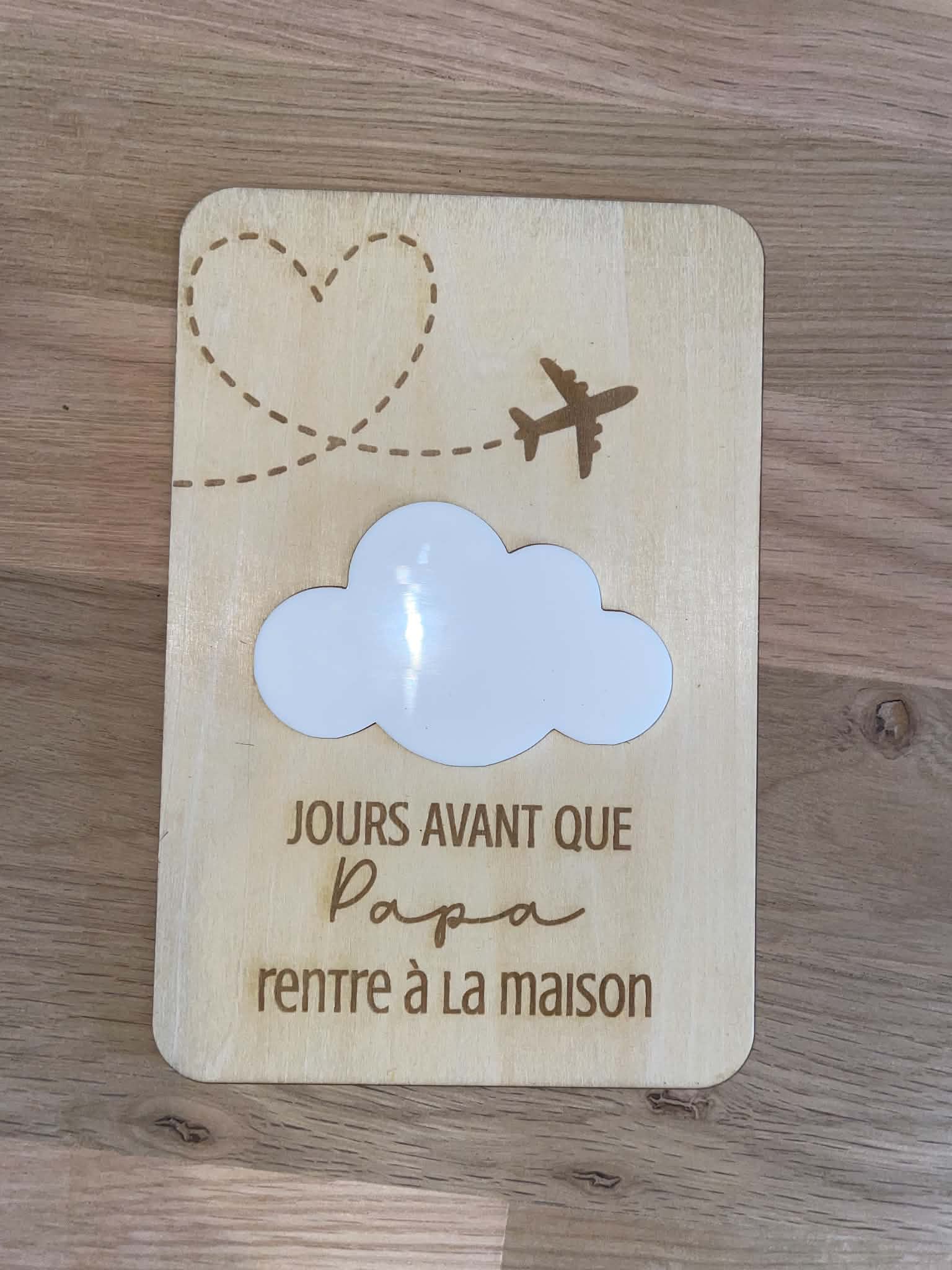 0eda8be7 344d 4501 9513 c110b4ccaa69 Compte à rebours en bois personnalisé pour compter les jours avant le retour de papa. Plaque 15 × 10 cm avec nuage en acrylique blanc effaçable.