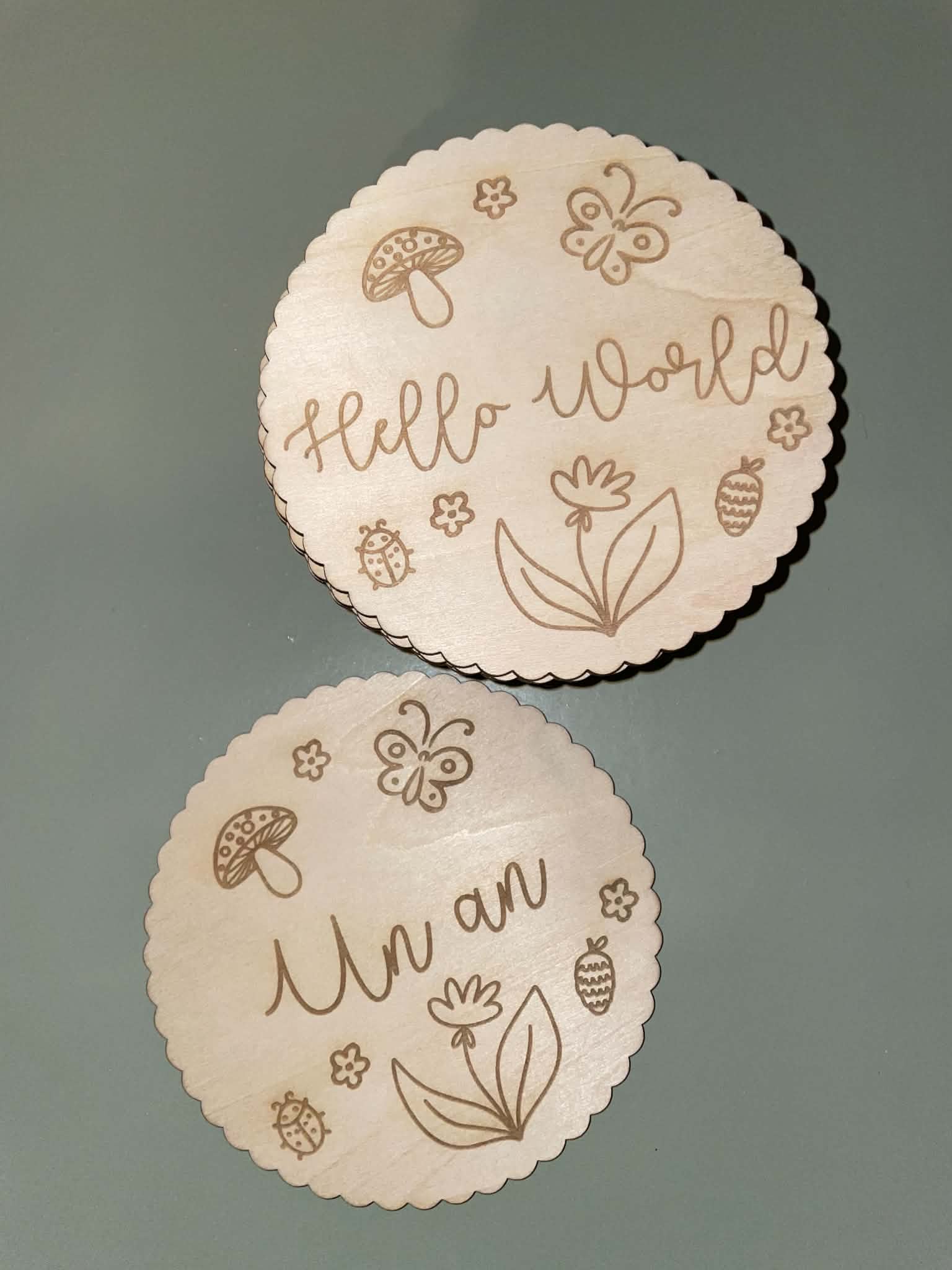 1aa6c7ac 670d 4b4a 9c73 279d66b4241c Ensemble de cartes étapes bébé en bois gravées au laser, comprenant les 12 mois de bébé, une carte Hello World et 6 cartes souvenirs pour les premières grandes étapes de sa vie.