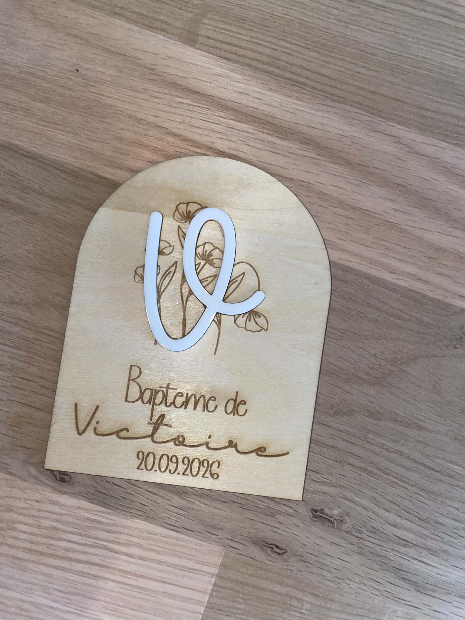 5158ea1a dc62 4f5a bdaf f18e74bf0ea0 Plaque de baptême en bois personnalisée avec prénom blanc en acrylique