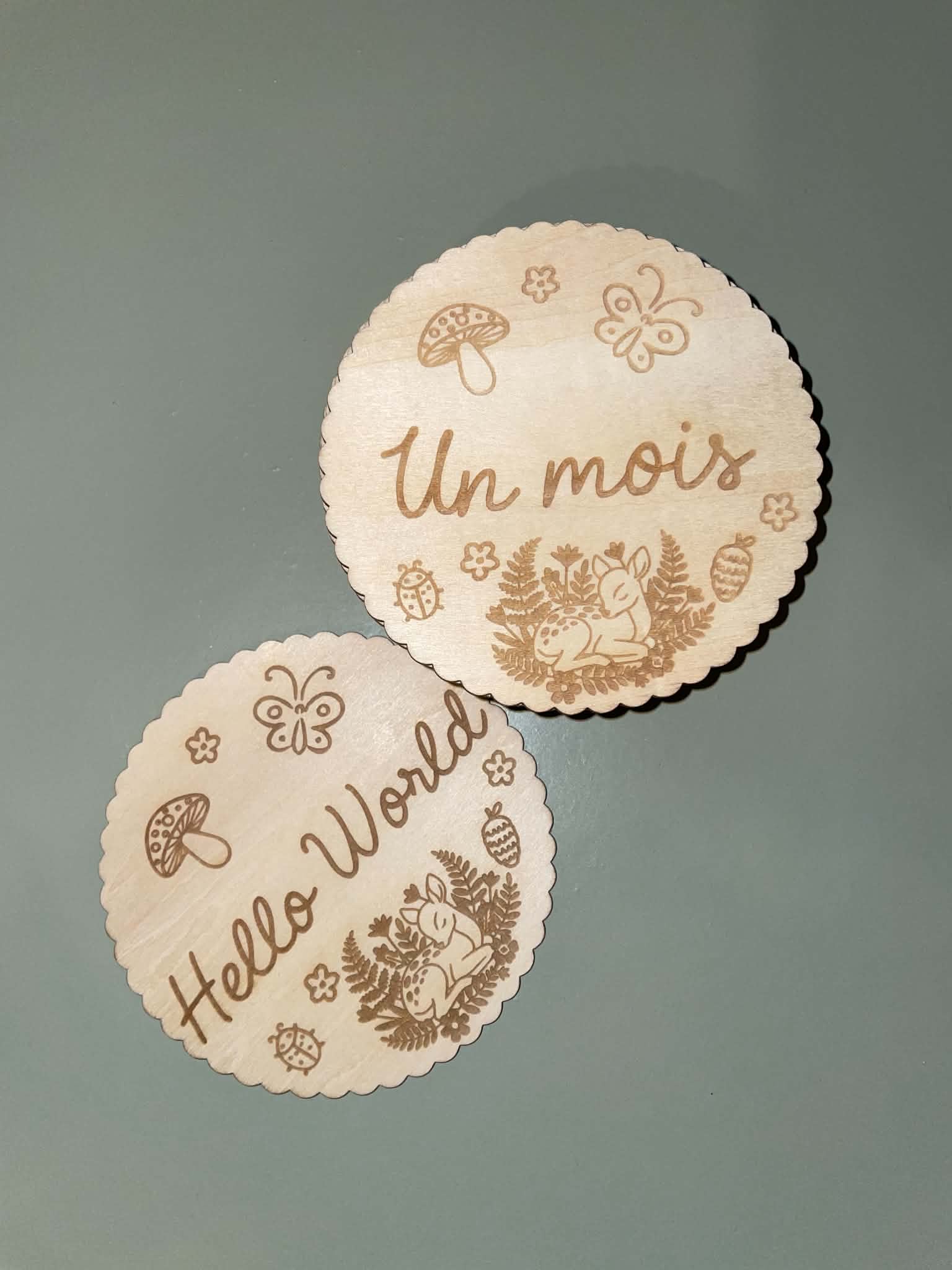 621020b1 9cc0 4f11 89e1 06f31932a81f Ensemble de cartes étapes bébé en bois gravées au laser, comprenant les 12 mois de bébé, une carte Hello World et 6 cartes souvenirs pour les premières grandes étapes de sa vie.