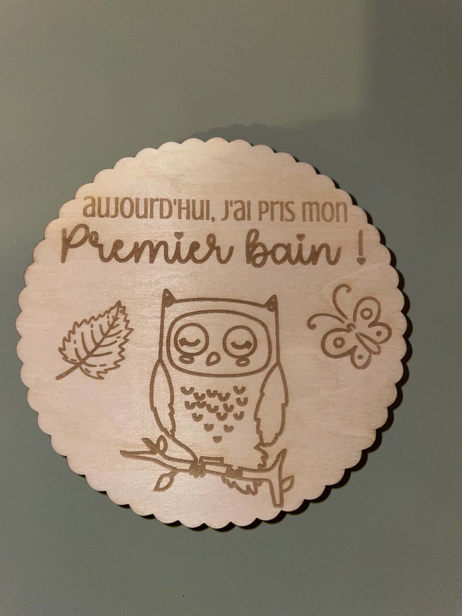 88e52971 e9ca 4f54 b6d5 93b84b2d02cf Ensemble de cartes étapes bébé en bois gravées au laser, comprenant les 12 mois de bébé, une carte Hello World et 6 cartes souvenirs pour les premières grandes étapes de sa vie.