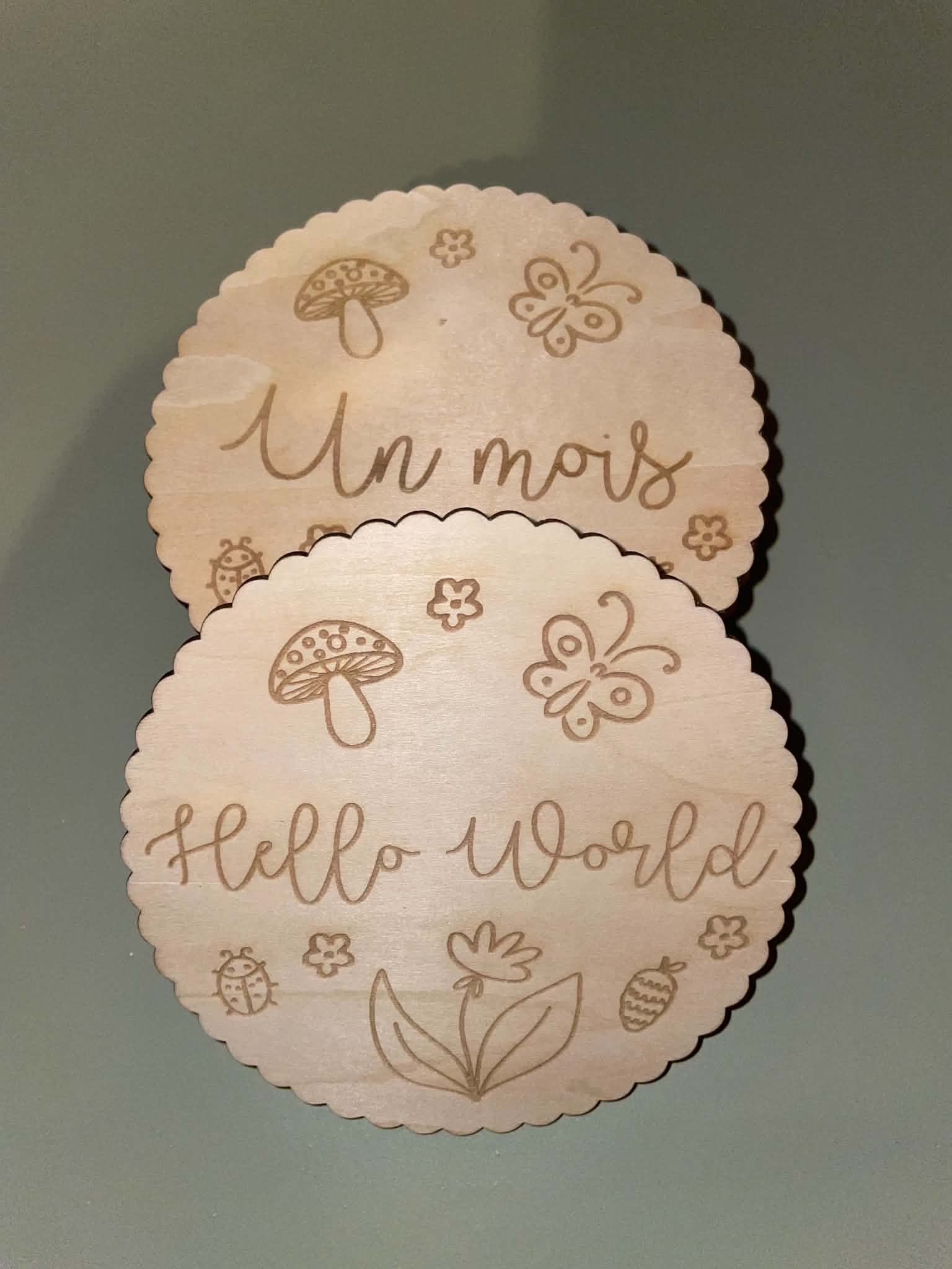 9037fe34 43e9 4932 99cf ed6e91b46551 Ensemble de cartes étapes bébé en bois gravées au laser, comprenant les 12 mois de bébé, une carte Hello World et 6 cartes souvenirs pour les premières grandes étapes de sa vie.