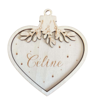 boule de noël personnalisé et gravé en bois en forme de cœur