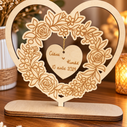 Décoration cœur en bois gravé avec médaillon cœur personnalisé et fleurs délicates